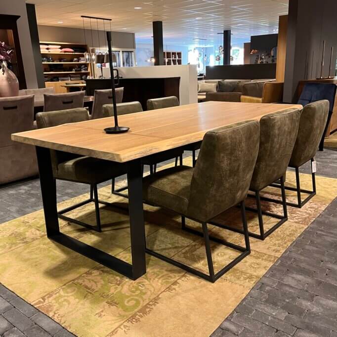 Boomstam eiken eettafel / Poot platstrip 10 x 1 zwart
