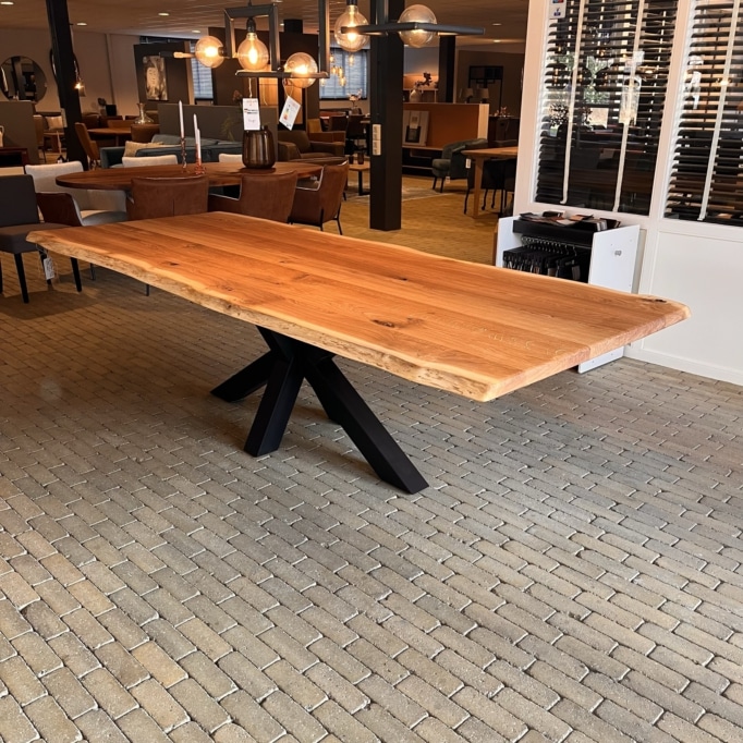 Boomstam eiken eettafel / Spinpoot 10x10