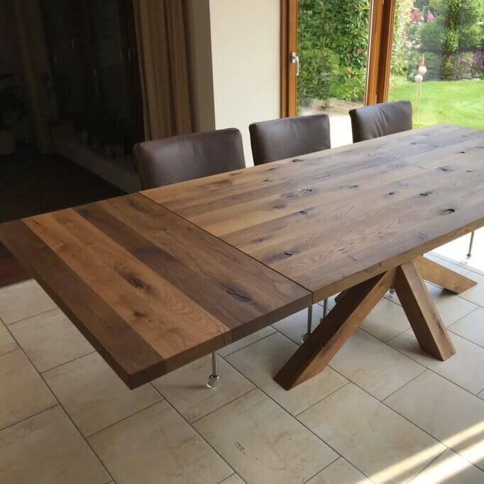 Rechthoekige eiken eettafel / eiken spinpoot 10x10 met armstoel aanzetblad