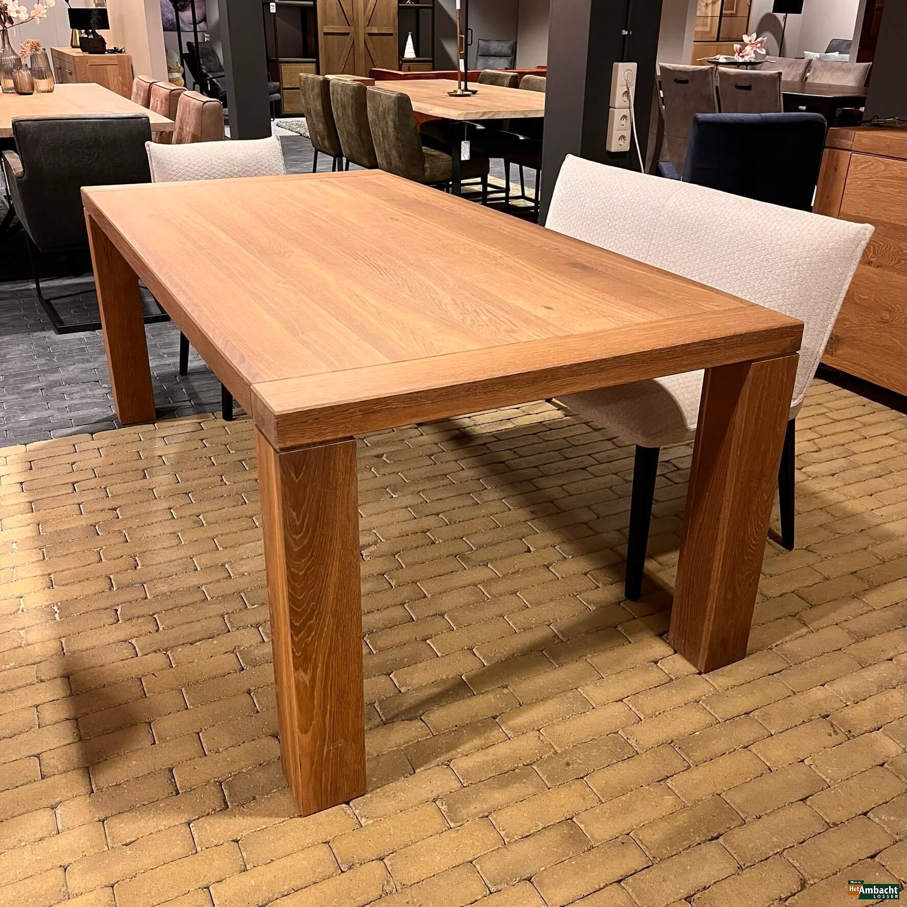 Frejus eetkamertafel eiken