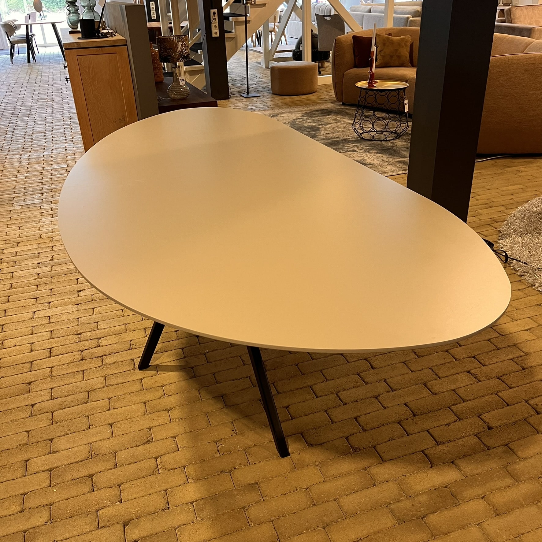 HPL eettafel organisch 240-Poot 975