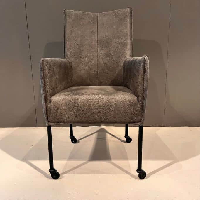 Opruiming !! Afhaalprijs ! Maastricht/Maarheeze/Middelburg eetkamerstoelen Van 2842,- voor 1795,-.