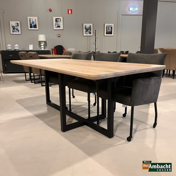 Ronde hoek eiken eettafel / Kruispoot RAL9005 matzwart