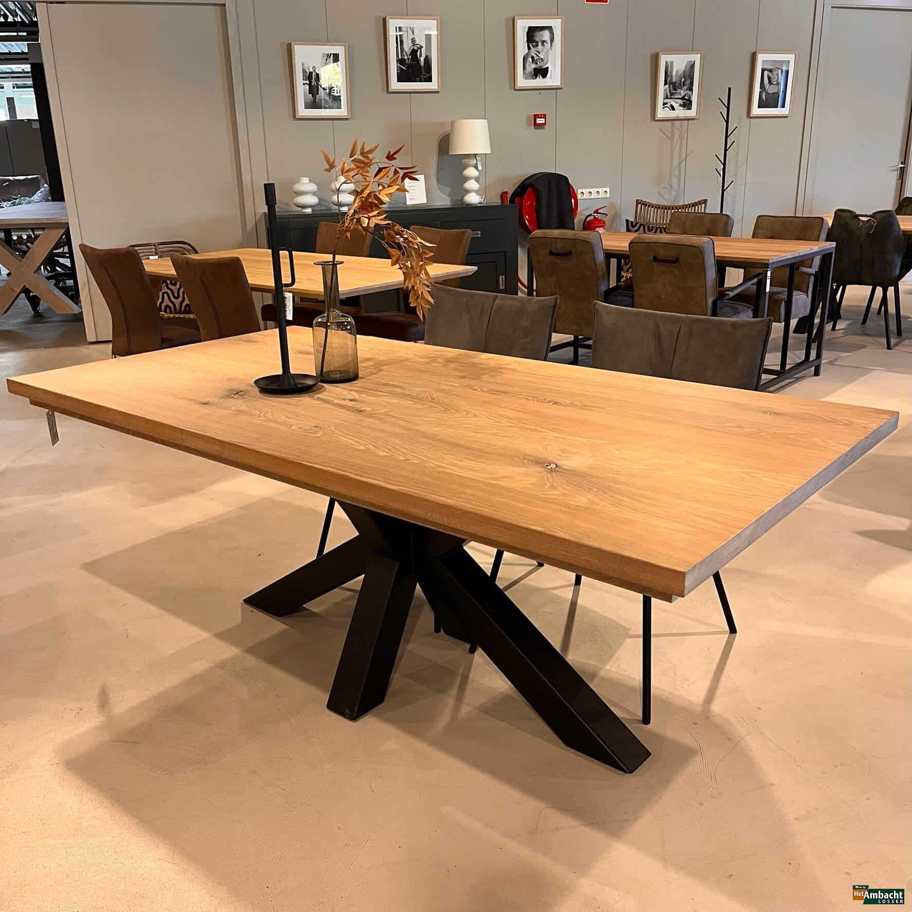 Rechthoekige eiken eettafel spinpoot 10 met armstoel aanzetblad
