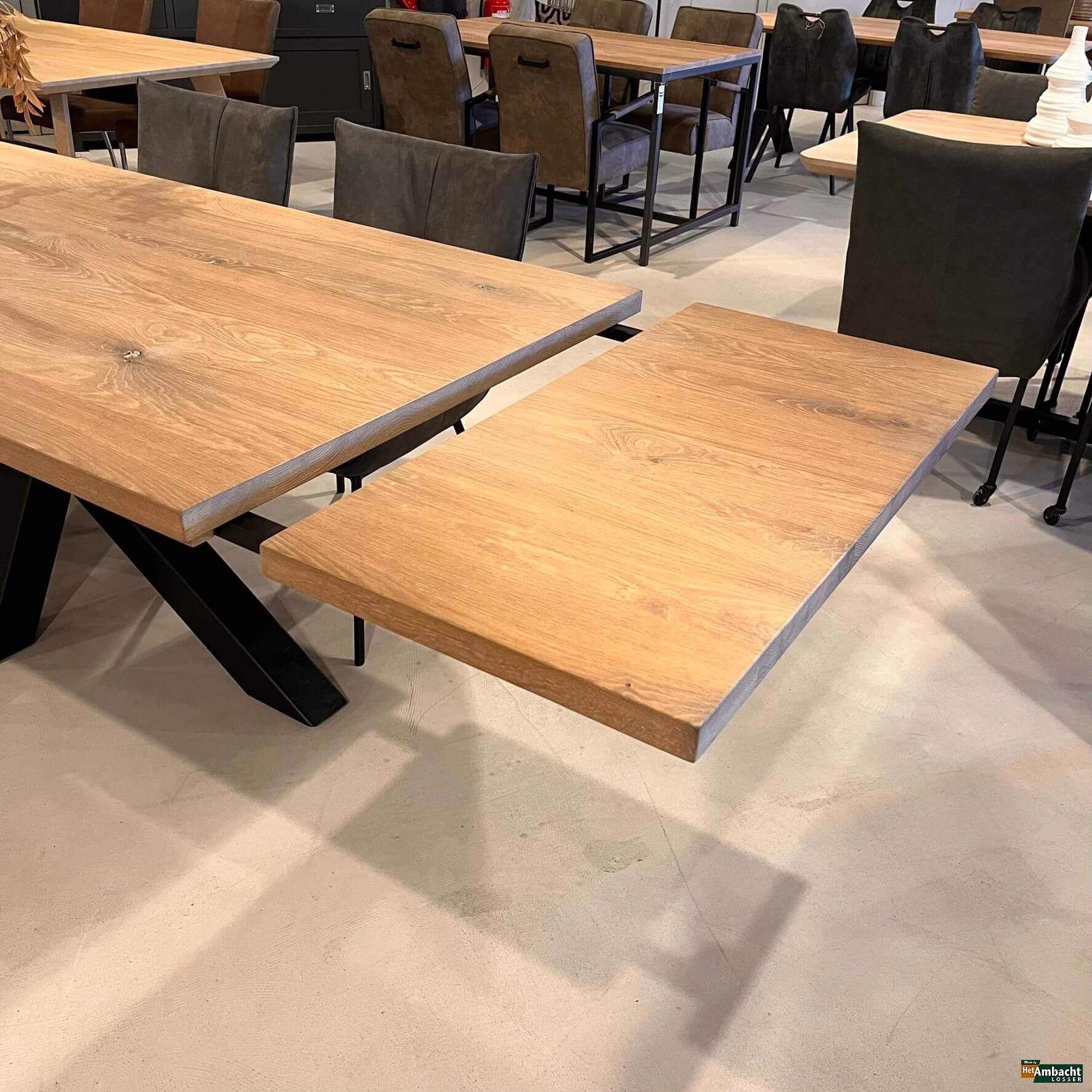Rechthoekige eiken eettafel  spinpoot 10 met armstoel aanzetblad