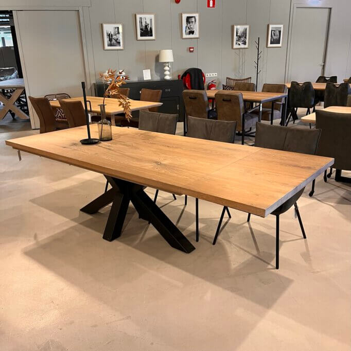 Opruiming !!!!Rechthoekige eiken eettafel / spinpoot 10x10 met armstoel aanzetblad