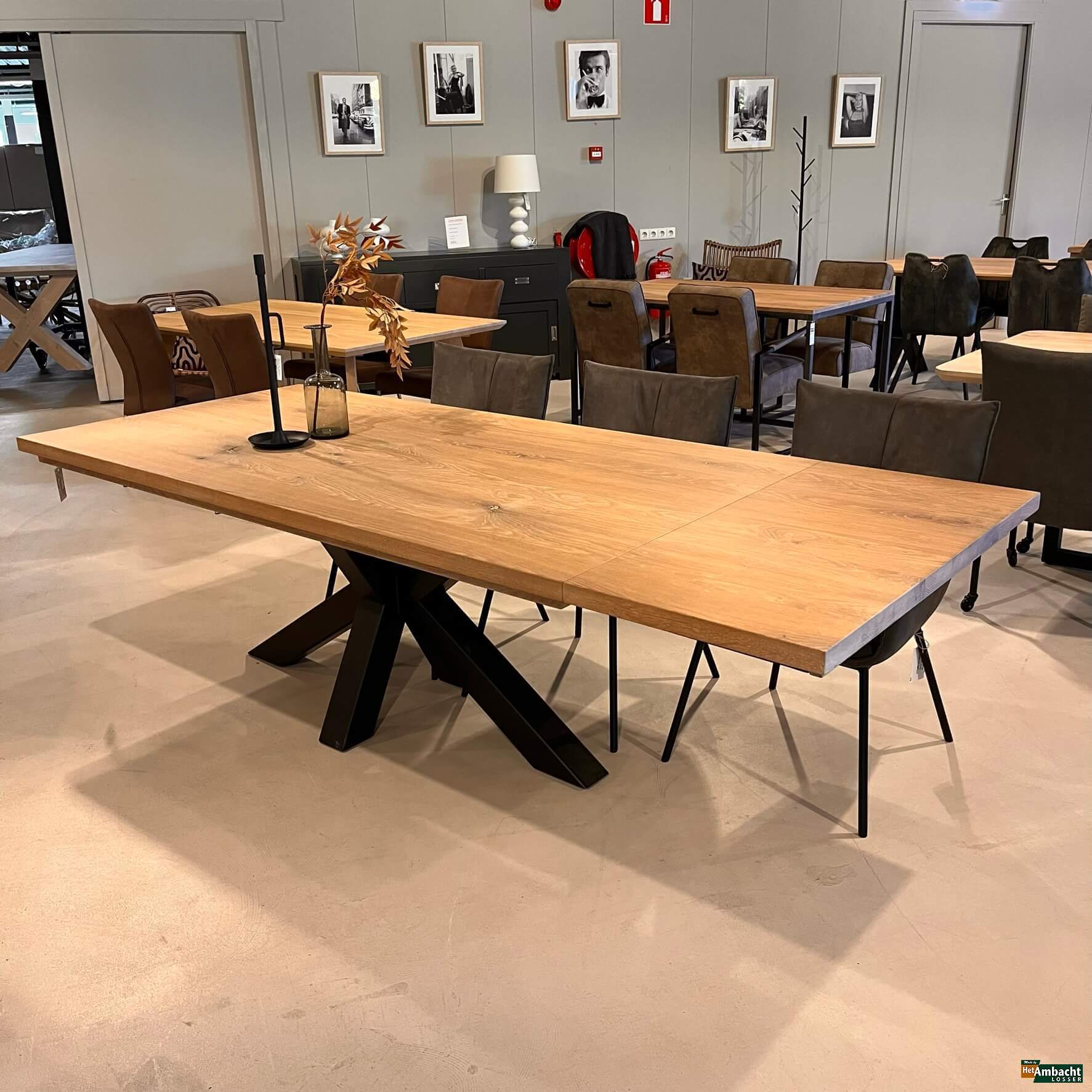 Rechthoekige eiken eettafel spinpoot 10 met armstoel aanzetblad