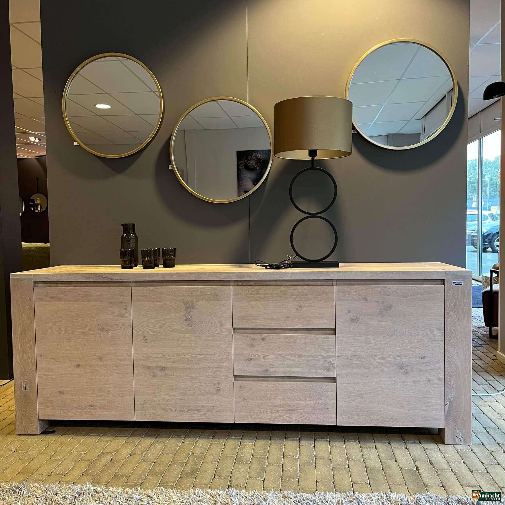 Stoer eiken dressoir 3-deuren en 3 lades