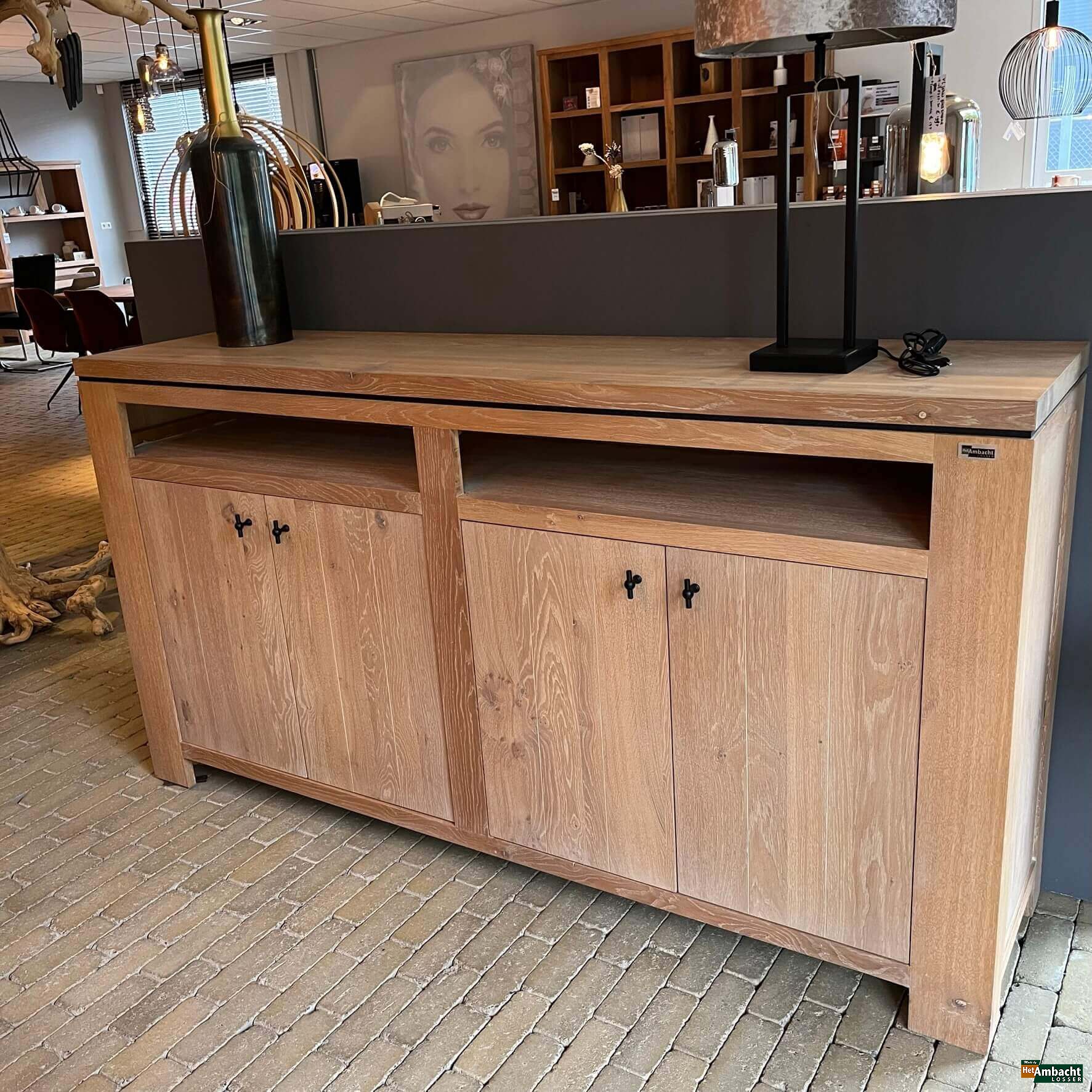 Strak eiken dressoir
