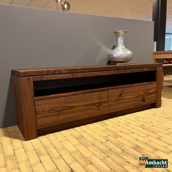Strak vlakke zijdes TV dressoir noten rustiek