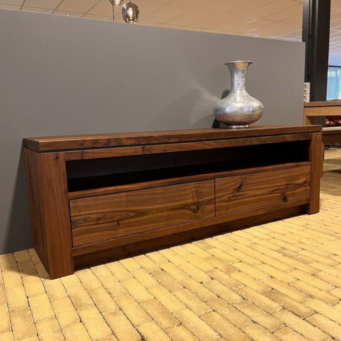 Strak vlakke zijdes TV dressoir noten rustiek