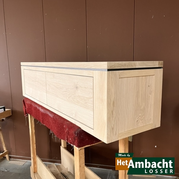 Strak zwarte strip hangend TV dressoir