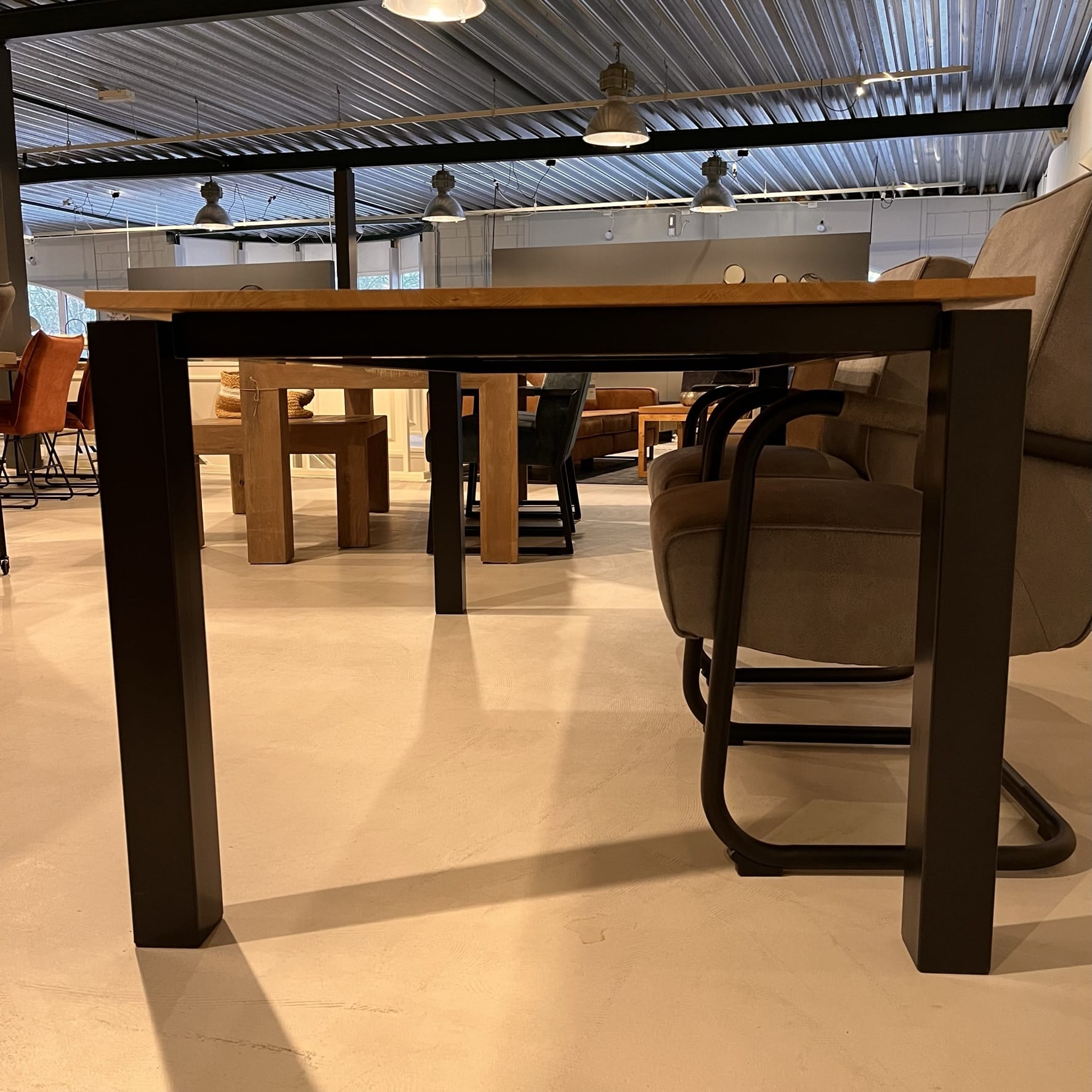 Stress eiken eettafel OPRUIMING